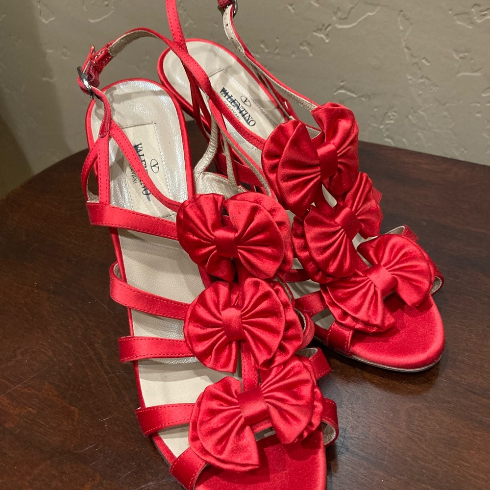 Valentino Garavani Red Satin Strappy Bow Heels, MISMATE, Right 7.5, Left  6.5 - Picture 4 of 13